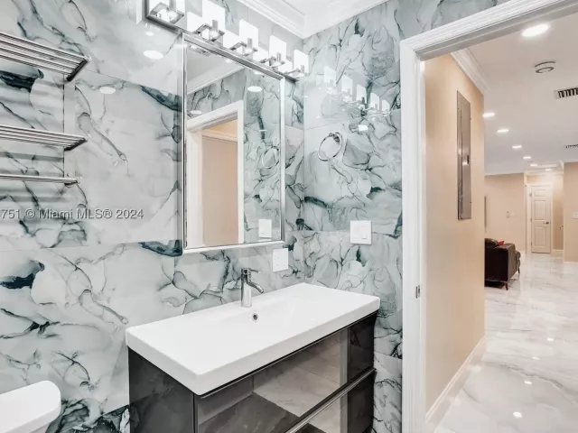 5-bedroom home for rent in Hollywood - 5500 Cleveland St - MondialRealty