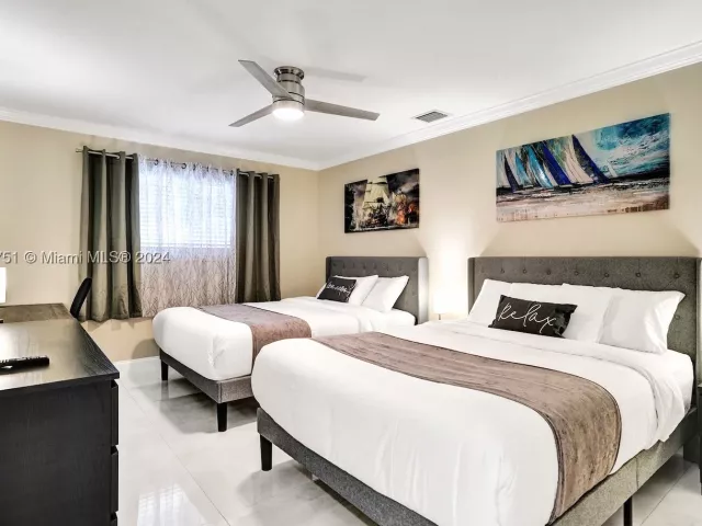 5-bedroom home for rent in Hollywood - 5500 Cleveland St - MondialRealty