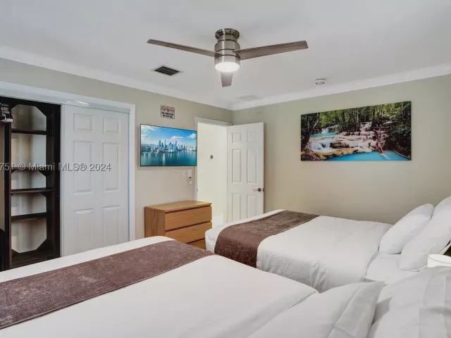 5-bedroom home for rent in Hollywood - 5500 Cleveland St - MondialRealty