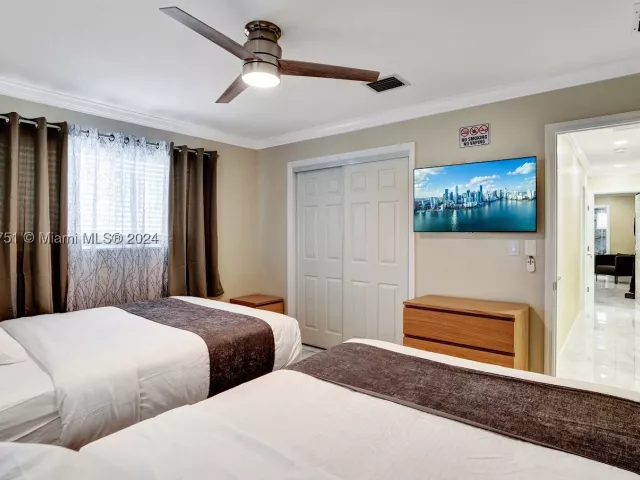 5-bedroom home for rent in Hollywood - 5500 Cleveland St - MondialRealty