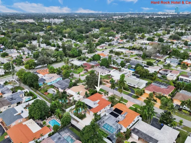 5-bedroom home for rent in Hollywood - 5500 Cleveland St - MondialRealty