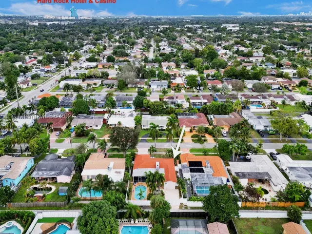 5-bedroom home for rent in Hollywood - 5500 Cleveland St - MondialRealty