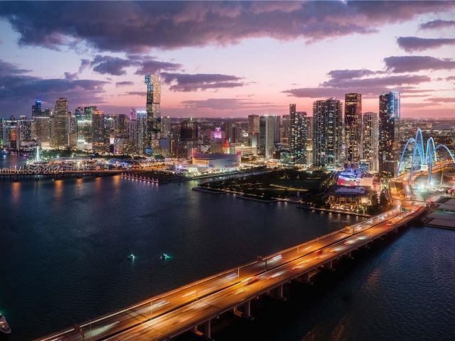 3-bedroom condo for sale in Miami - 300 N Biscayne Blvd 7501 - MondialRealty