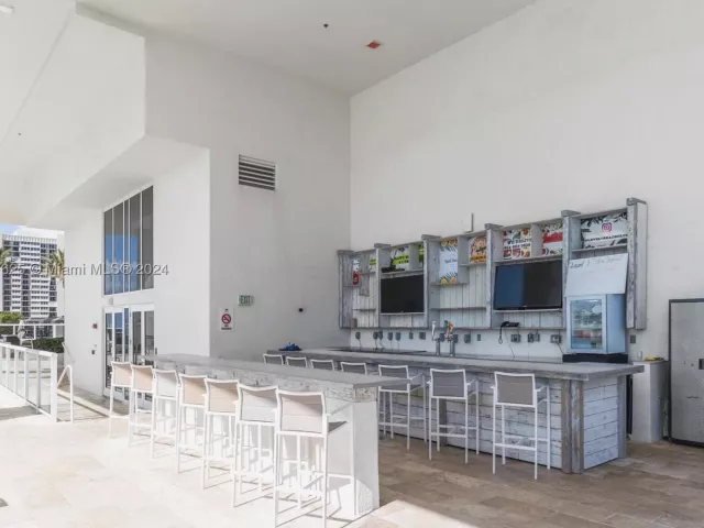 2-bedroom condo for rent in Hallandale Beach - 1830 S OCEAN DR UP5010 - MondialRealty