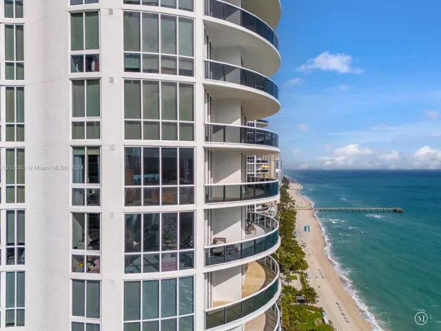 3-bedroom condo for sale in Sunny Isles Beach - 15901 Collins Ave 2801 - MondialRealty