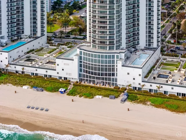 3-bedroom condo for sale in Sunny Isles Beach - 15901 Collins Ave 2801 - MondialRealty