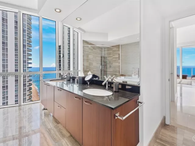 3-bedroom condo for sale in Sunny Isles Beach - 15901 Collins Ave 2801 - MondialRealty