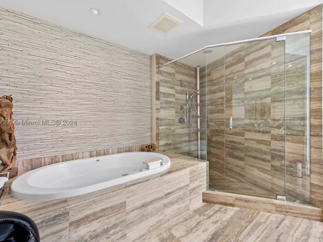 3-bedroom condo for sale in Sunny Isles Beach - 15901 Collins Ave 2801 - MondialRealty