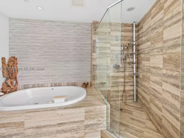 3-bedroom condo for sale in Sunny Isles Beach - 15901 Collins Ave 2801 - MondialRealty