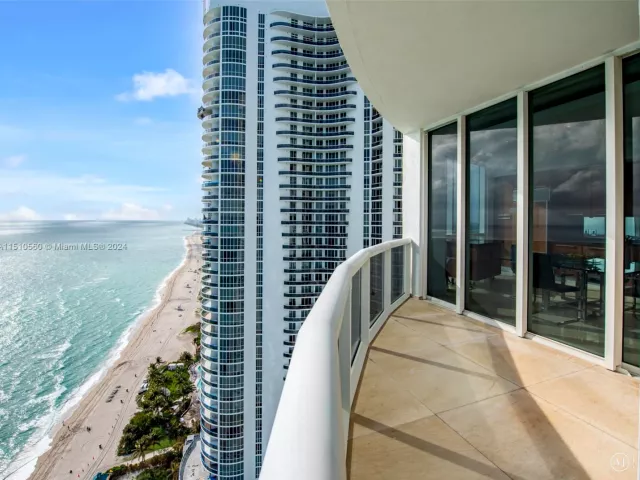 3-bedroom condo for sale in Sunny Isles Beach - 15901 Collins Ave 2801 - MondialRealty