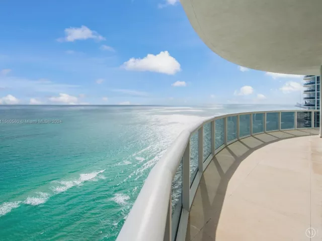 3-bedroom condo for sale in Sunny Isles Beach - 15901 Collins Ave 2801 - MondialRealty