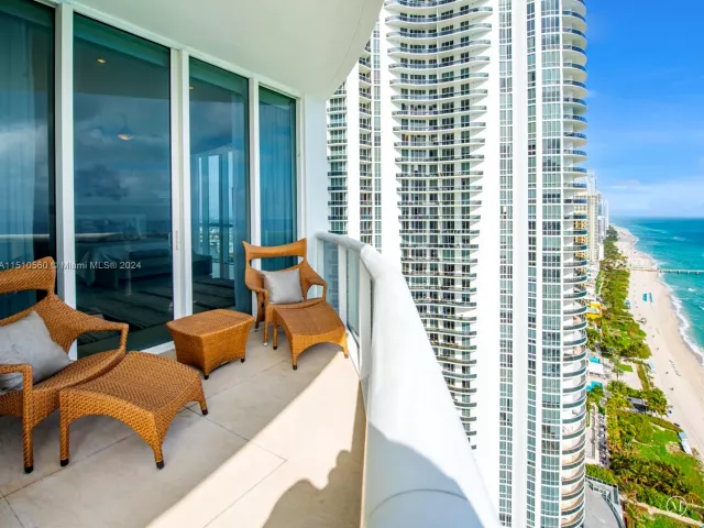 3-bedroom condo for sale in Sunny Isles Beach - 15901 Collins Ave 2801 - MondialRealty