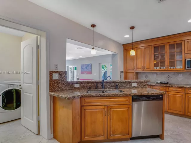 4-bedroom home for rent in Fort Lauderdale - 4710 NE 18th Ter - MondialRealty