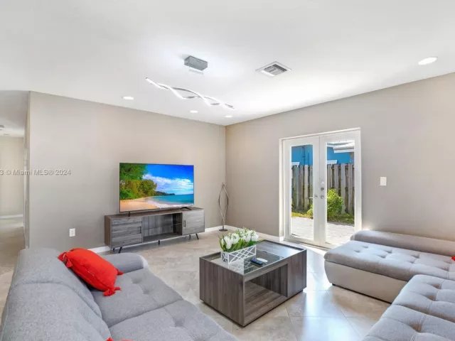 4-bedroom home for rent in Fort Lauderdale - 4710 NE 18th Ter - MondialRealty