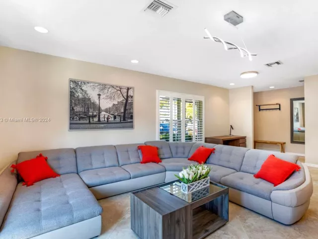 4-bedroom home for rent in Fort Lauderdale - 4710 NE 18th Ter - MondialRealty