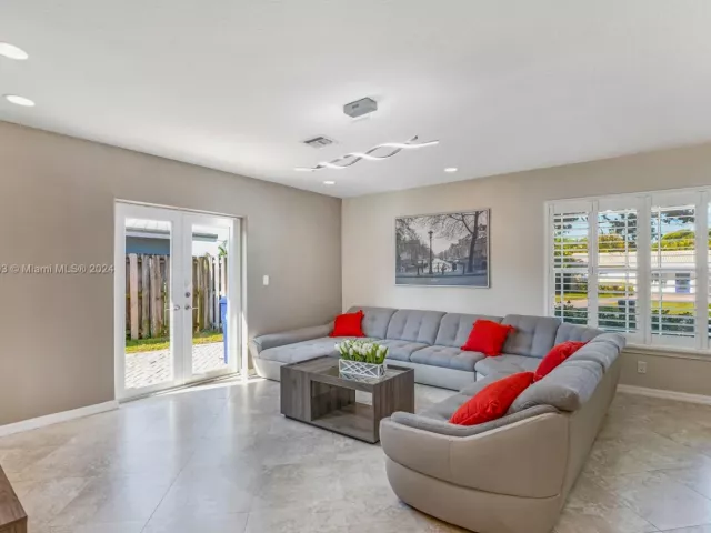 4-bedroom home for rent in Fort Lauderdale - 4710 NE 18th Ter - MondialRealty