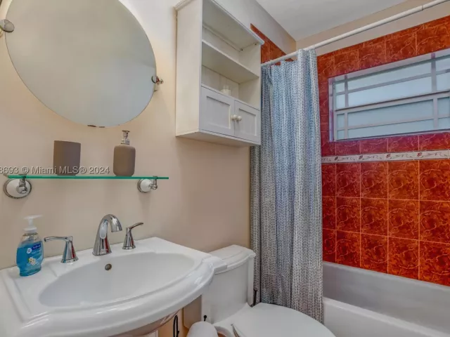 4-bedroom home for rent in Fort Lauderdale - 4710 NE 18th Ter - MondialRealty
