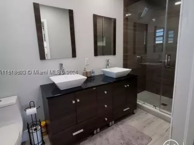 4-bedroom home for rent in Fort Lauderdale - 4710 NE 18th Ter - MondialRealty
