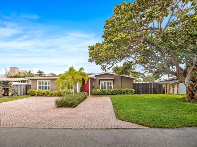 4-bedroom home for rent in Fort Lauderdale - 4710 NE 18th Ter - MondialRealty