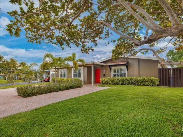 4-bedroom home for rent in Fort Lauderdale - 4710 NE 18th Ter - MondialRealty
