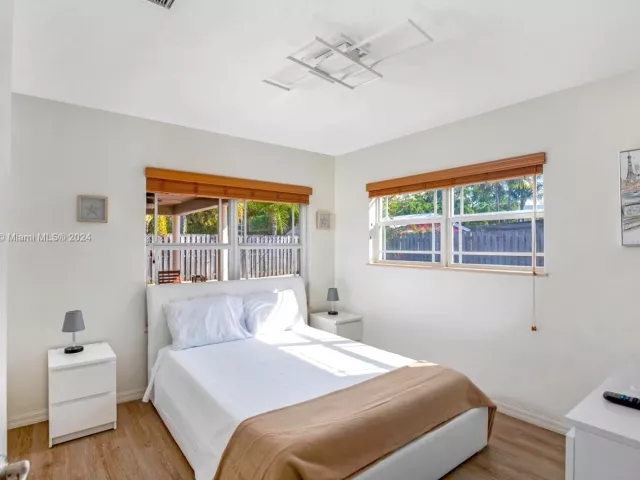 4-bedroom home for rent in Fort Lauderdale - 4710 NE 18th Ter - MondialRealty