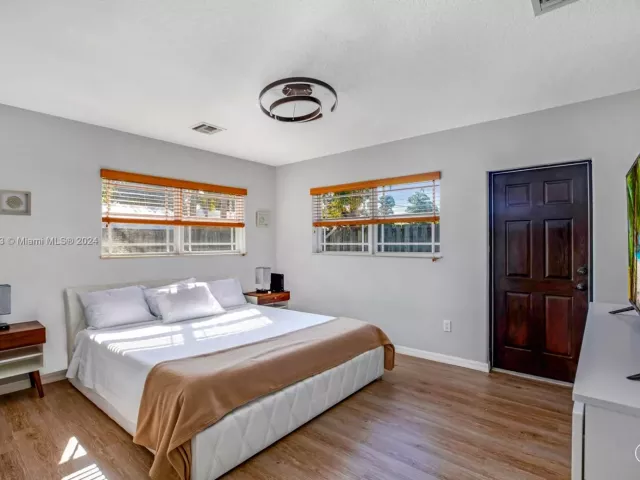 4-bedroom home for rent in Fort Lauderdale - 4710 NE 18th Ter - MondialRealty