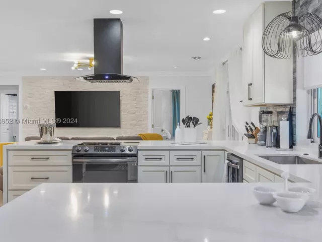 3-bedroom home for rent in Fort Lauderdale - 5801 NE 18th Ter - MondialRealty