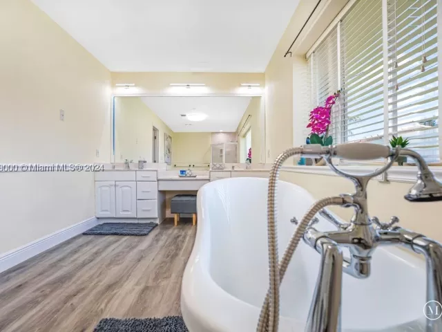 4-bedroom home for rent in Fort Lauderdale - 5320 NE 16th Ter - MondialRealty
