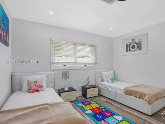 4-bedroom home for rent in Fort Lauderdale - 5320 NE 16th Ter - MondialRealty