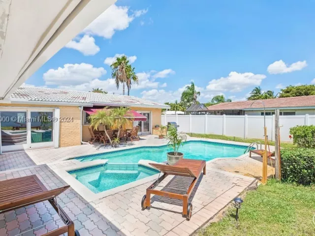 4-bedroom home for rent in Fort Lauderdale - 5320 NE 16th Ter - MondialRealty