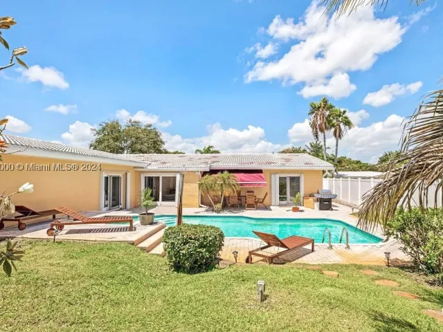 4-bedroom home for rent in Fort Lauderdale - 5320 NE 16th Ter - MondialRealty