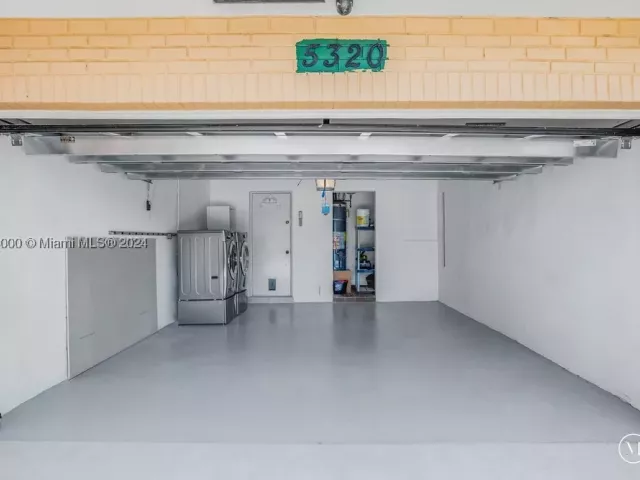 4-bedroom home for rent in Fort Lauderdale - 5320 NE 16th Ter - MondialRealty