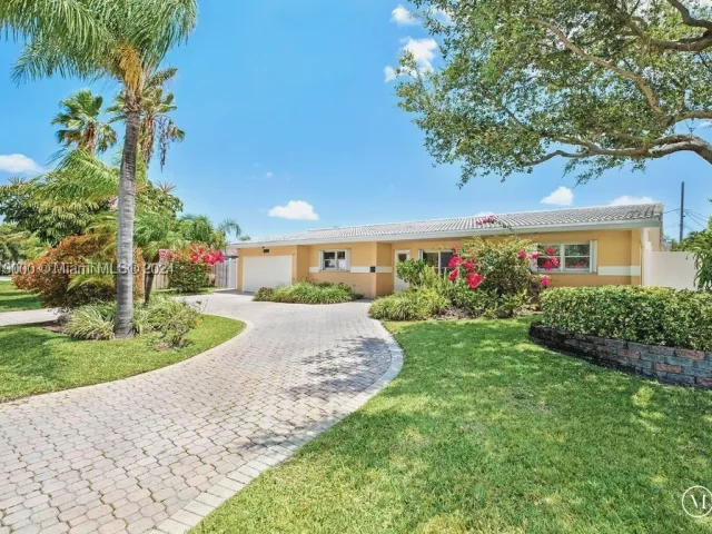 4-bedroom home for rent in Fort Lauderdale - 5320 NE 16th Ter - MondialRealty