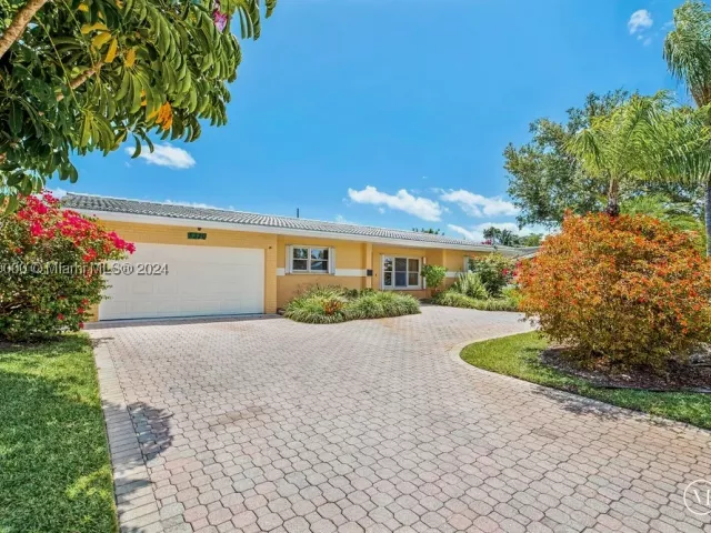 4-bedroom home for rent in Fort Lauderdale - 5320 NE 16th Ter - MondialRealty