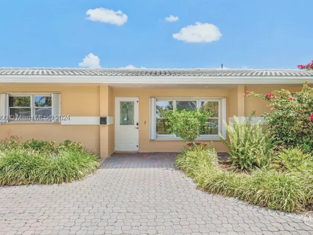 4-bedroom home for rent in Fort Lauderdale - 5320 NE 16th Ter - MondialRealty