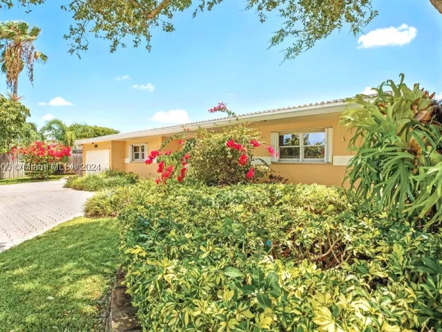4-bedroom home for rent in Fort Lauderdale - 5320 NE 16th Ter - MondialRealty