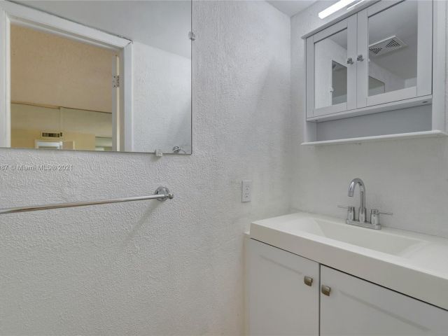 Home for rent at 1500 NE 151st Street 102 - photo 4920571