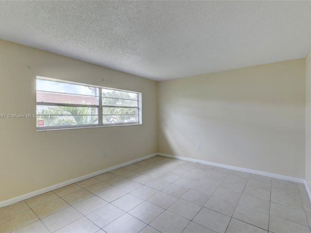 Home for rent at 1500 NE 151st Street 102 - photo 4920574