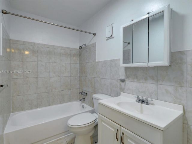 Home for rent at 1500 NE 151st Street 102 - photo 4920576