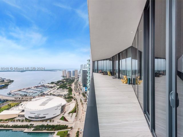 5-bedroom condo for sale in Miami - 1000 Biscayne Blvd 5501 - MondialRealty