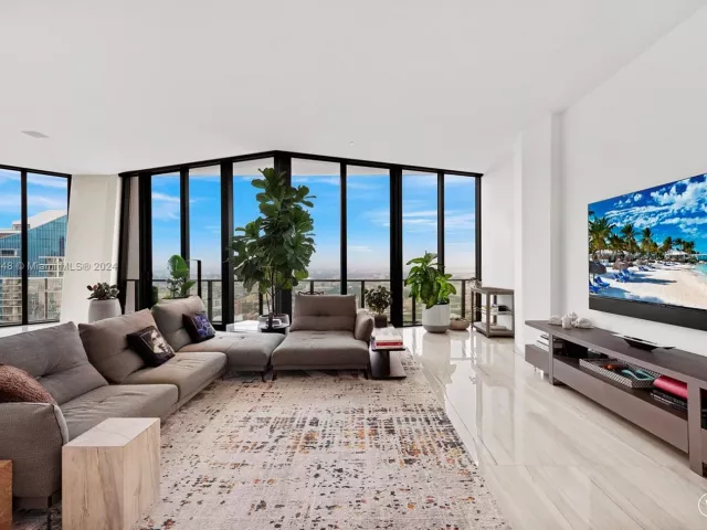 5-bedroom condo for sale in Miami - 1000 Biscayne Blvd 5501 - MondialRealty