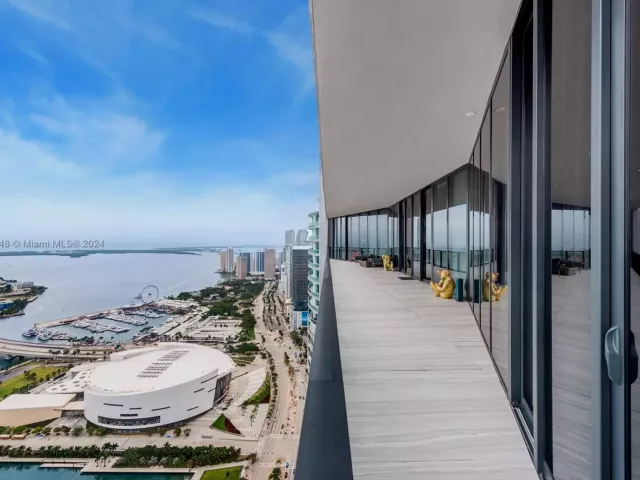 5-bedroom condo for sale in Miami - 1000 Biscayne Blvd 5501 - MondialRealty