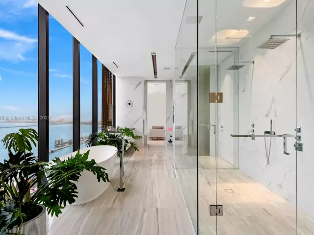 5-bedroom condo for sale in Miami - 1000 Biscayne Blvd 5501 - MondialRealty