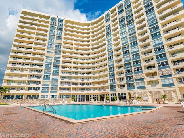 1-bedroom condo for sale in Hallandale Beach - 3180 S Ocean Dr 422 - MondialRealty
