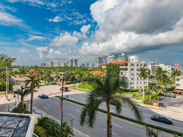 1-bedroom condo for sale in Hallandale Beach - 3180 S Ocean Dr 422 - MondialRealty