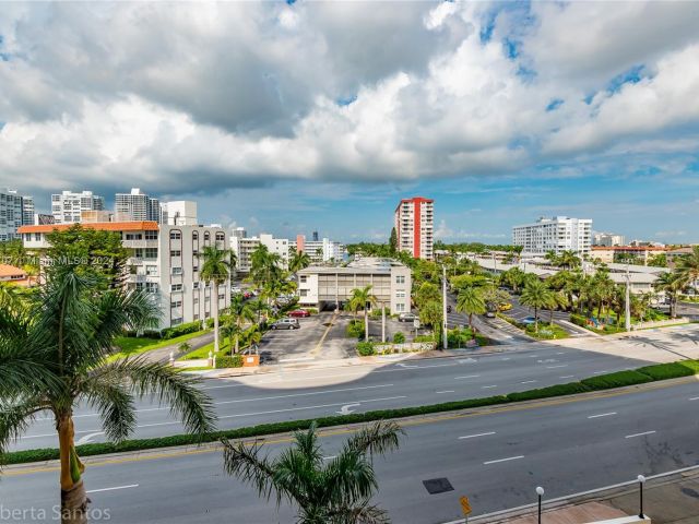 1-bedroom condo for sale in Hallandale Beach - 3180 S Ocean Dr 422 - MondialRealty