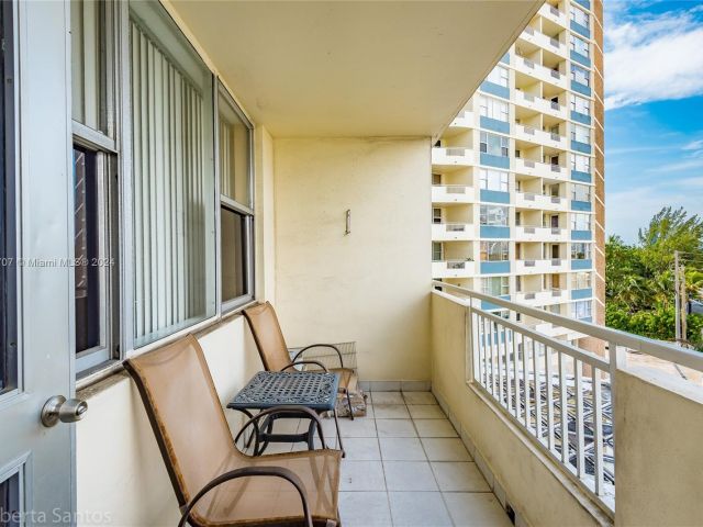 1-bedroom condo for sale in Hallandale Beach - 3180 S Ocean Dr 422 - MondialRealty