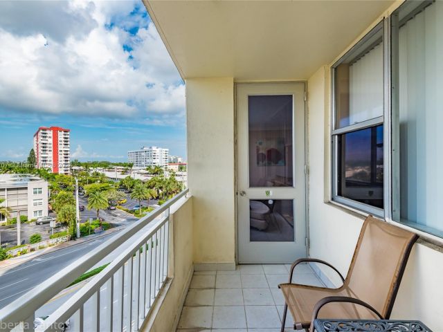 1-bedroom condo for sale in Hallandale Beach - 3180 S Ocean Dr 422 - MondialRealty
