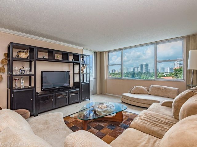 1-bedroom condo for sale in Hallandale Beach - 3180 S Ocean Dr 422 - MondialRealty