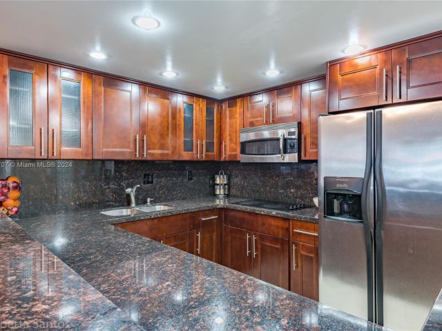1-bedroom condo for sale in Hallandale Beach - 3180 S Ocean Dr 422 - MondialRealty